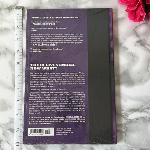 DC - Teen Titans - Earth One: Volume 2 - ISBN 978-1-4012-5906-8 - Picture 2 of 4